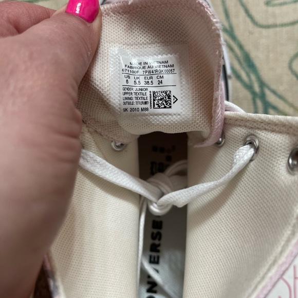 Converse size 8 shoes - Picture 4 of 6